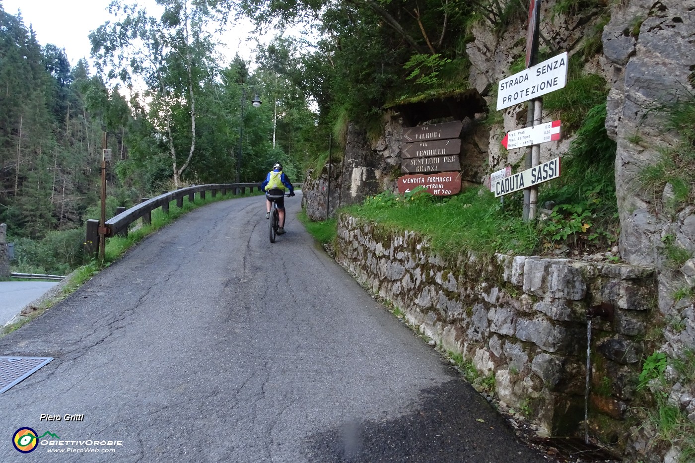 09 Alla chiesa di Valleve salgo in auto a sx per Valroba e Vendullo .JPG